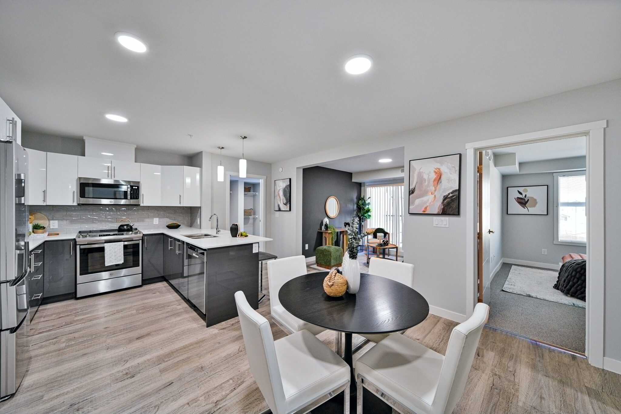 Image showcasing 1610 W Grand Ave Apartments - ApartmentHomeLiving.com